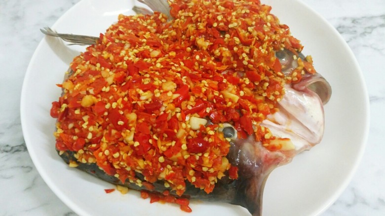 快手正餐 剁椒鱼头,然后放上腌好的鱼头，鱼头上面放上剁椒。
