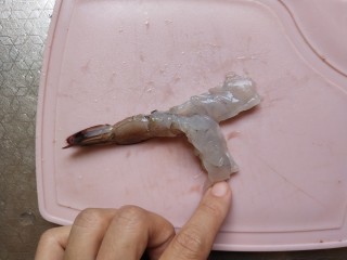 快手正餐 葱爆蝴蝶虾,用刀从中间劈开至留壳位置