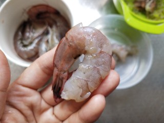 快手正餐 葱爆蝴蝶虾,大虾去头去虾线，剥壳至尾部两结