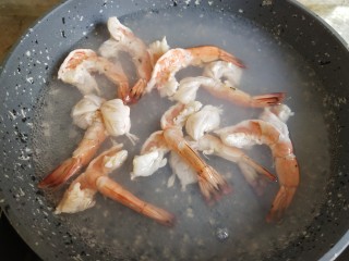 快手正餐 葱爆蝴蝶虾,虾入沸水煮熟，不要煮太久，捞出备用