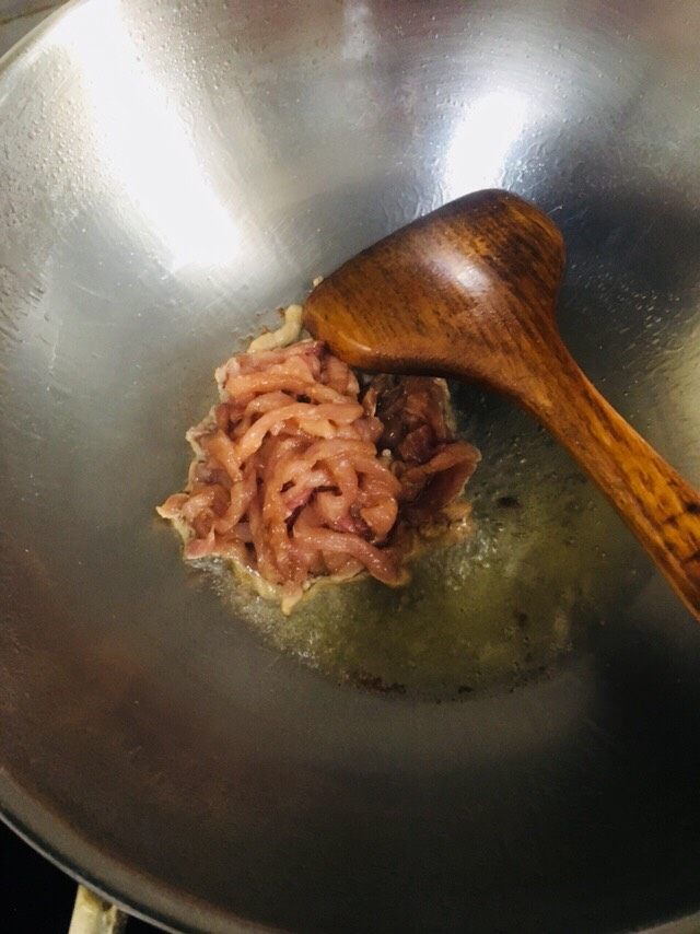 青椒洋葱炒肉丝,放入腌好的肉丝