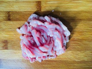 青椒洋葱炒肉丝,猪肉洗净切成丝