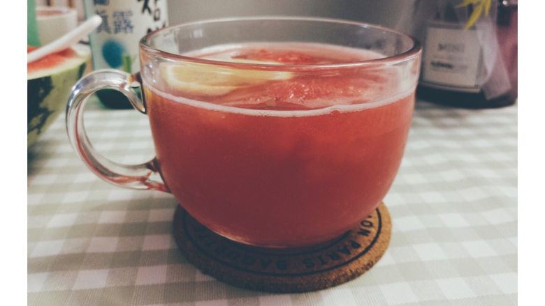 西瓜烧酒,为了拍张美美的照片，建议准备一个上镜的玻璃杯🌟倒上西瓜烧酒真的很美呀💕