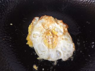 快手早餐酱油荷包蛋,煎至二面金黄，盛出