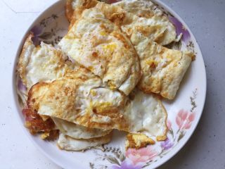 快手早餐酱油荷包蛋,为了更入味，把鸡蛋一切二（大个的一切四也可以）