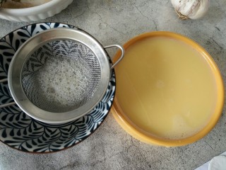 快手早餐滑又嫩豌豆虾仁蒸蛋,搅拌后的蛋液要过滤到另一个碗里