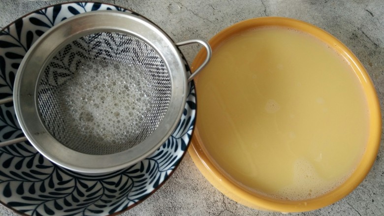 快手早餐滑又嫩豌豆虾仁蒸蛋,搅拌后的蛋液要过滤到另一个碗里