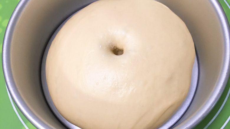 奶香牛角包,发酵完成后拿出，用手指戳一下不反弹，就证明发酵成功了。