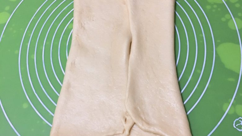 奶香牛角包,两边往中间折叠。
