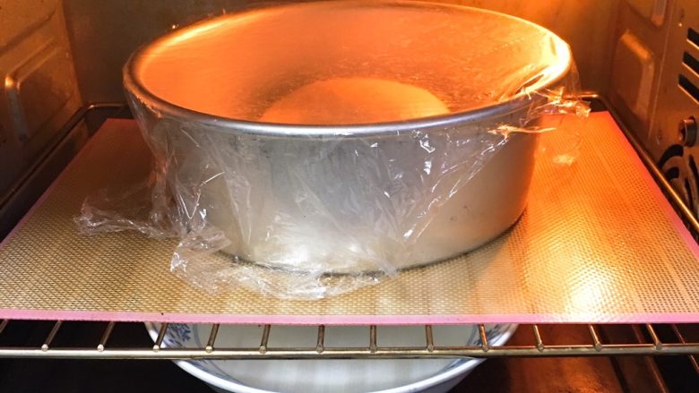 奶香牛角包,烤箱发酵档，底部放一碗热水，发酵60分钟。