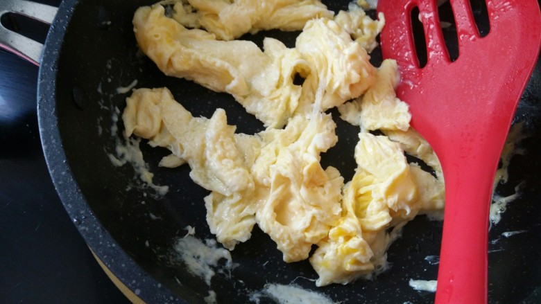 #挑战7步快手菜#正餐组~洋葱炒鸡蛋,热锅温油，下鸡蛋（提前打散了哈）
炒成熟了，看图说话'