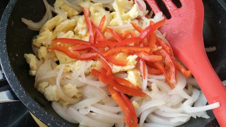 #挑战7步快手菜#正餐组~洋葱炒鸡蛋,把鸡蛋，红椒丝放入，顺便加少许盐