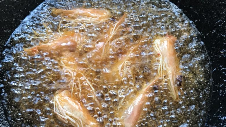 蚕菜大虾,熬虾油：将虾壳放入热油中熬制虾油，将虾壳煎出香味后放入滤网中将虾油滤出。
