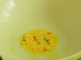 蔬菜米饭饼,锅里放少量油，先不要开火，舀一勺米饭蛋液，摊匀