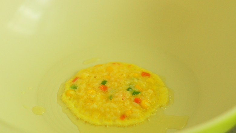蔬菜米饭饼,接着再开火，用中小火煎至蛋液定型
