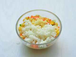 蔬菜米饭饼,随后放入米饭