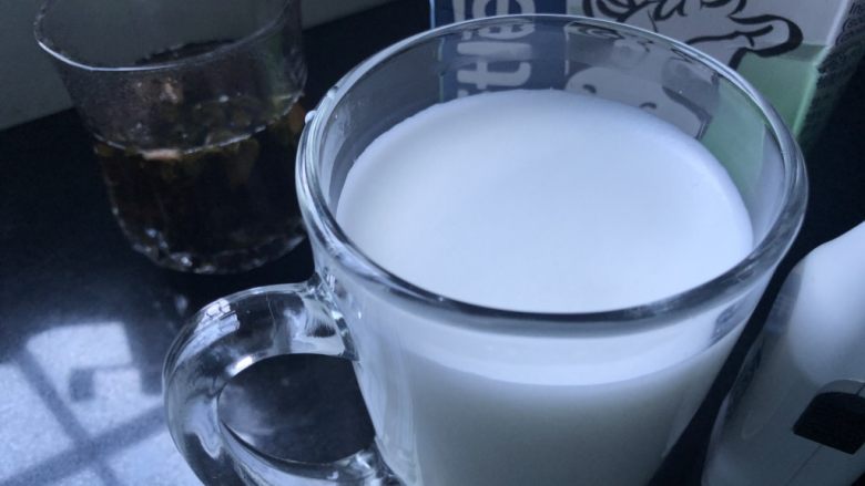 蜜桃乌龙奶茶,打到牛奶体积增加三分之一。