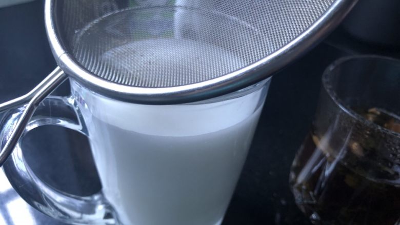 蜜桃乌龙奶茶,准备一个滤网，架在牛奶杯上。