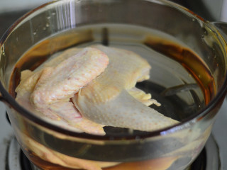猴菇虫草花鸡汤,锅中注入水，放入鸡和姜片