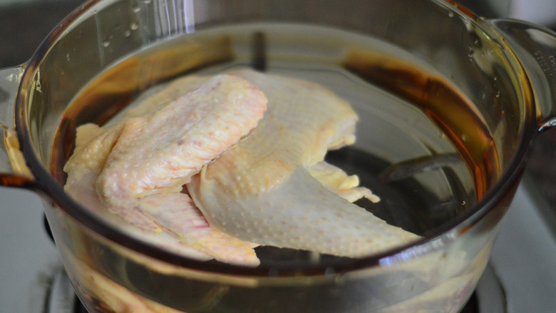 猴菇虫草花鸡汤,锅中注入水，放入鸡和姜片