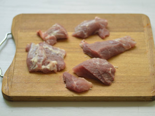 蜜汁叉烧肉,梅花肉切成厚度为2厘米左右的小块