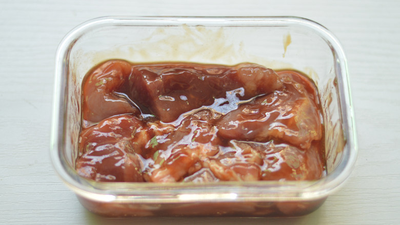 蜜汁叉烧肉,拌匀，让每块梅花肉都均匀的裹上酱汁，然后放入冰箱腌制一晚，让其充分入味