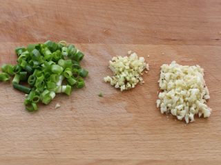 金针菇日本豆腐,将小葱洗净切葱花，姜、蒜切成碎末备用