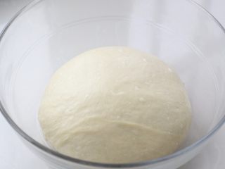 淡奶油老式面包,将面团整理好放进容器中，表面覆盖保鲜膜进行发酵