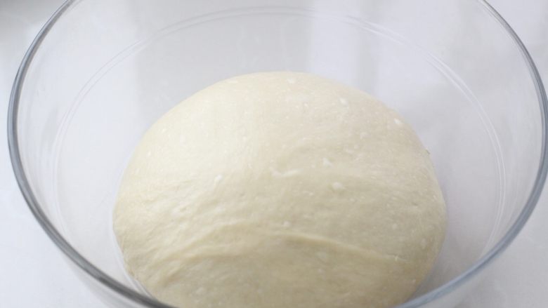 淡奶油老式面包,将面团整理好放进容器中，表面覆盖保鲜膜进行发酵