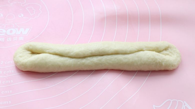 淡奶油老式面包,然后翻到另一面，上下两边分别向中间1/3处折叠压紧