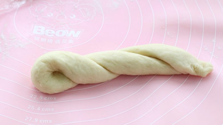 淡奶油老式面包,然后固定住一端，向一个方向拧麻花状，拧两三圈即可