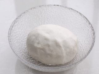 鲜肉大馄饨,将面粉加水用筷子搅拌成棉絮状，再改用手揉成光滑的面团，盖湿布放至一旁饧面