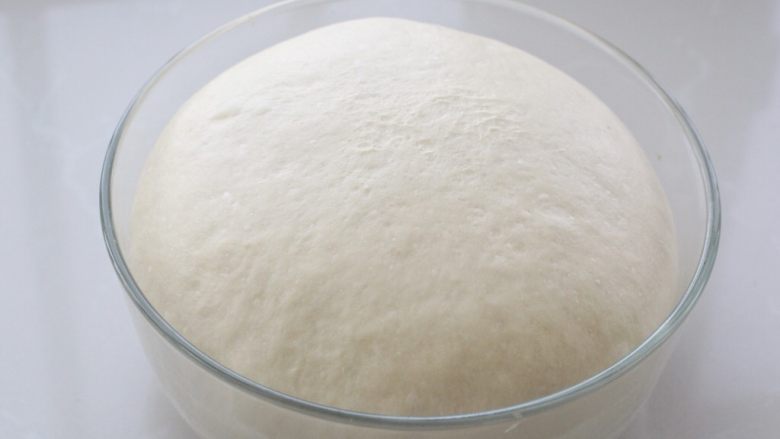 土豆泥小餐包,待面团发酵至原来的2.5倍大，手指蘸干面粉戳入面团中再拔出来，面团不回缩就表示发酵好了
