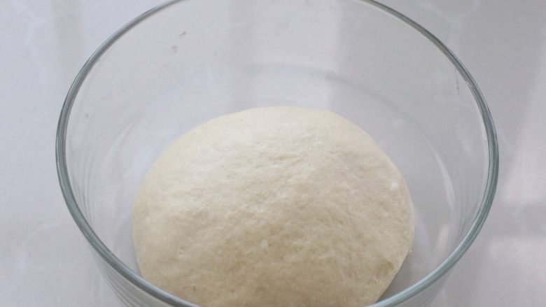 土豆泥小餐包,将面团整理好放入容器中，上面覆盖保鲜膜进行基础发酵