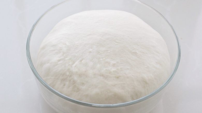 软面包,将所有中种面团材料混合揉匀，不必揉出膜，只需揉至光滑状态即可，覆盖保鲜膜室温发酵至原来的3、4倍大