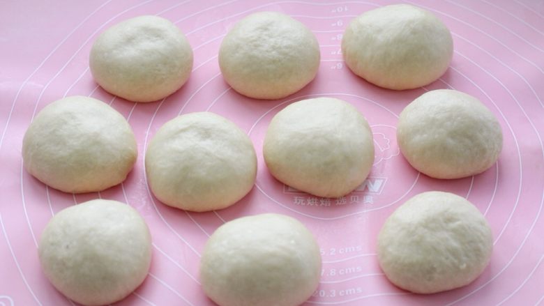 软面包,醒发好的面团分成均匀的十个小面团，滚圆后覆盖保鲜膜松弛15分钟
