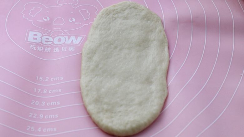 软面包,取一个小面团用擀面杖擀成长椭圆形，拍掉边缘气泡
