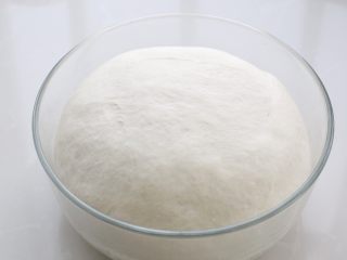 奶油软排包,将所有中种面团材料混合揉成光滑的面团，覆盖保鲜膜放温暖处发酵至原来的2-3倍大