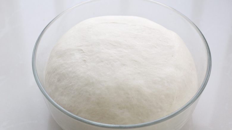 奶油软排包,将所有中种面团材料混合揉成光滑的面团，覆盖保鲜膜放温暖处发酵至原来的2-3倍大