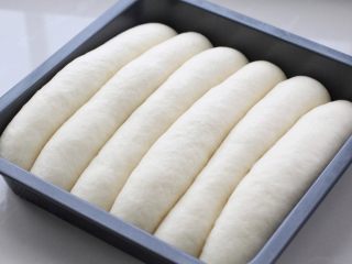 奶油软排包,待面包生胚发酵至原来的两倍大，将烤箱上下火170度预热