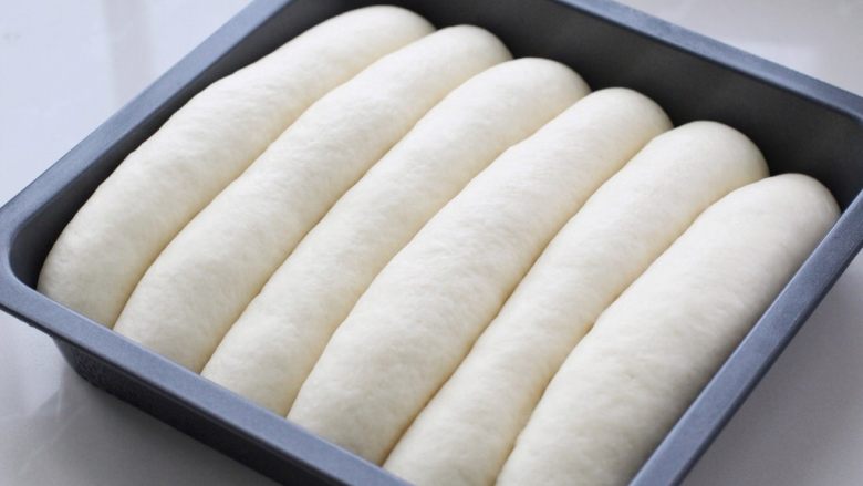 奶油软排包,待面包生胚发酵至原来的两倍大，将烤箱上下火170度预热