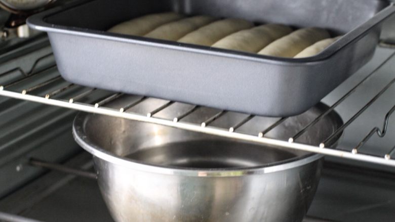 奶油软排包,可以把模具放入烤箱中，在下面放一盆热水，关上烤箱门进行发酵