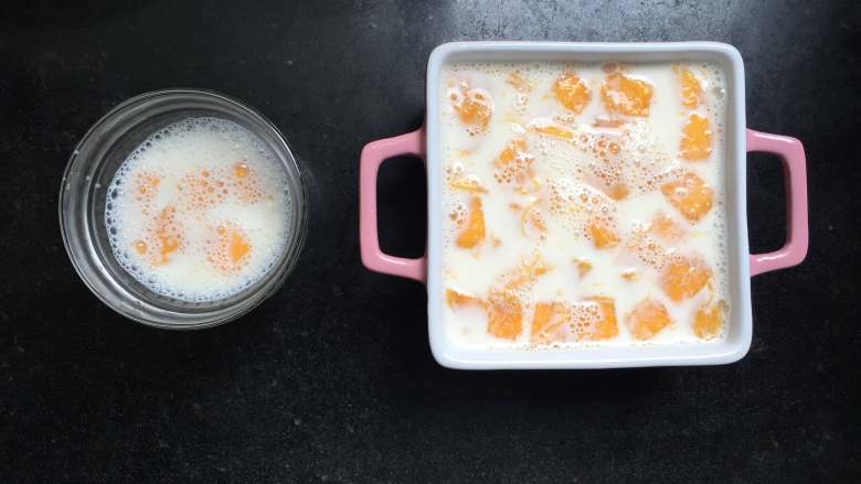冰凉爽口的牛奶芒果布丁,倒入混合好的牛奶
放冰箱冷藏2个小时以上