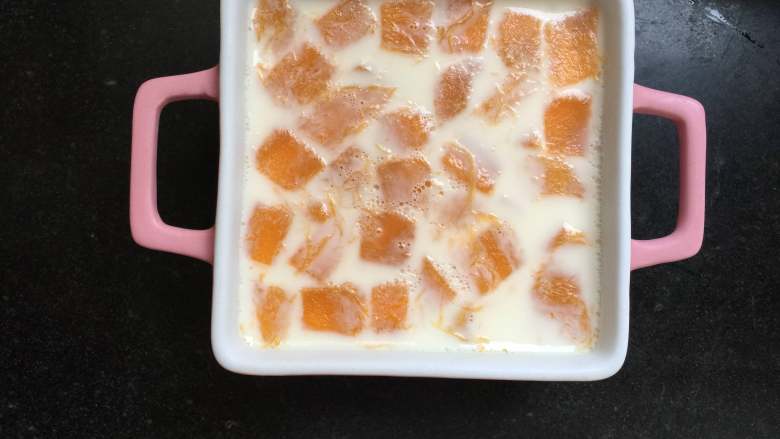 冰凉爽口的牛奶芒果布丁,已经凝固的布丁
