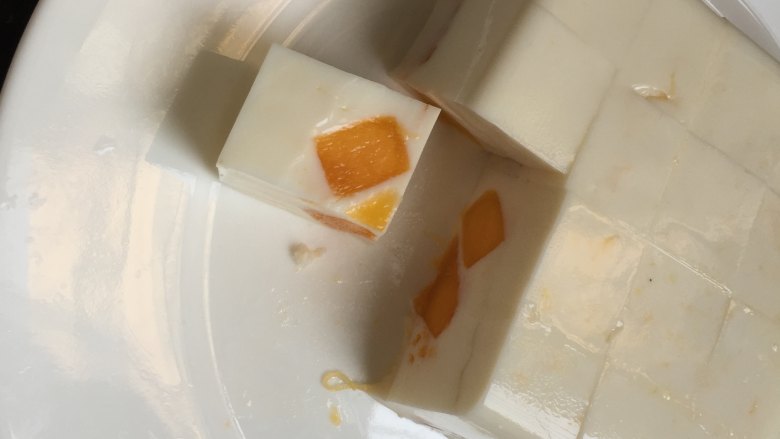 冰凉爽口的牛奶芒果布丁,用刀子划开四周，切块即可食用，当然直接用勺子挖着吃也是很过瘾的