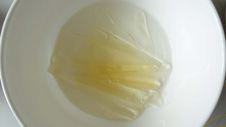 芒果豆腐布丁,吉利丁片提前用冰水泡软