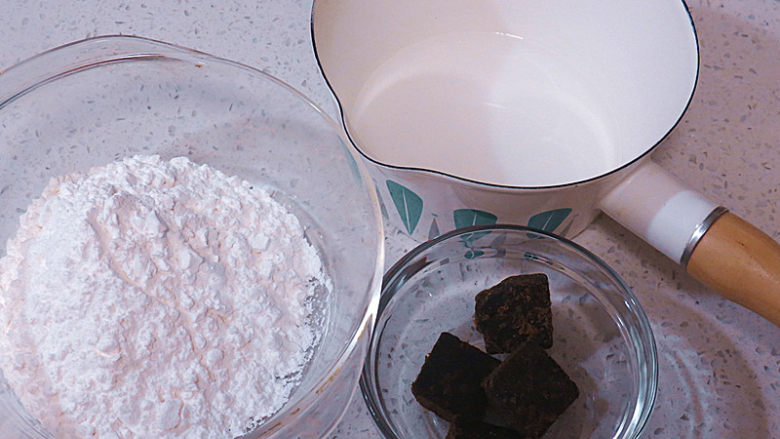 奶茶界的新网红【黑糖珍珠奶盖奶茶】,首先制做黑珍珠。准备好材料