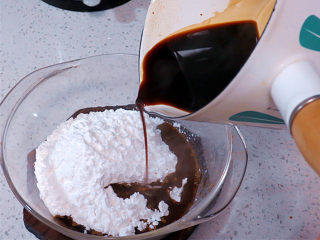 奶茶界的新网红【黑糖珍珠奶盖奶茶】,把沸腾的黑糖水一次性倒进100克的木薯粉里