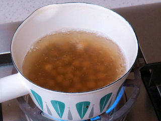 奶茶界的新网红【黑糖珍珠奶盖奶茶】,煮珍珠。锅中烧水，沸腾后，将珍珠放入煮15分钟左右 (冷冻的延长时间)。刚放珍珠的时候要搅拌，避免粘锅底
