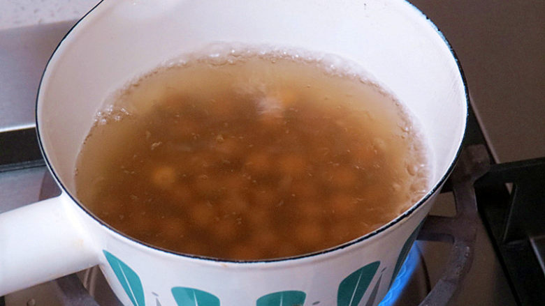 奶茶界的新网红【黑糖珍珠奶盖奶茶】,煮珍珠。锅中烧水，沸腾后，将珍珠放入煮15分钟左右 (冷冻的延长时间)。刚放珍珠的时候要搅拌，避免粘锅底